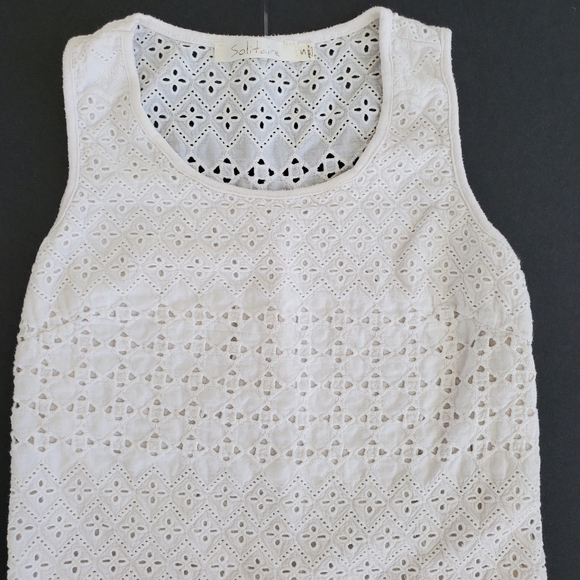 Solitaire small off-white cotton sleeveless top wit floral embroidery - Picture 2 of 10